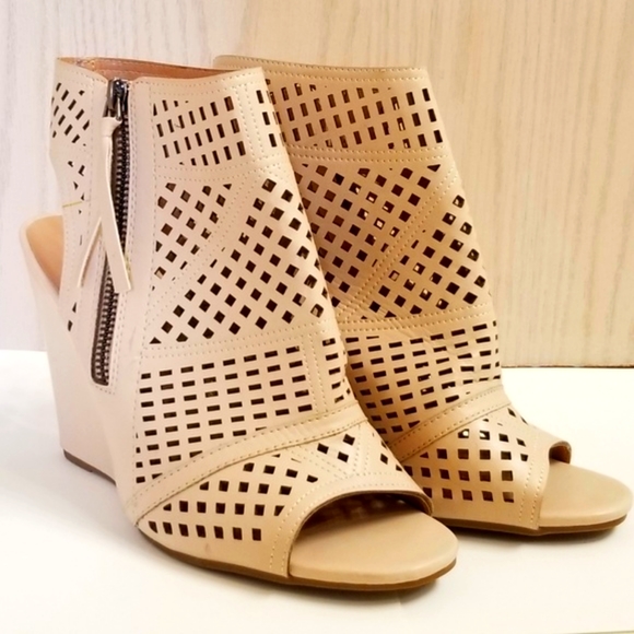 Yoki Tan Heeled Ankle Booties Women's 7.5 - Picture 2 of 5